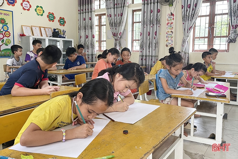 Estudiantes del distrito montañoso de Ha Tinh dibujan un dibujo 