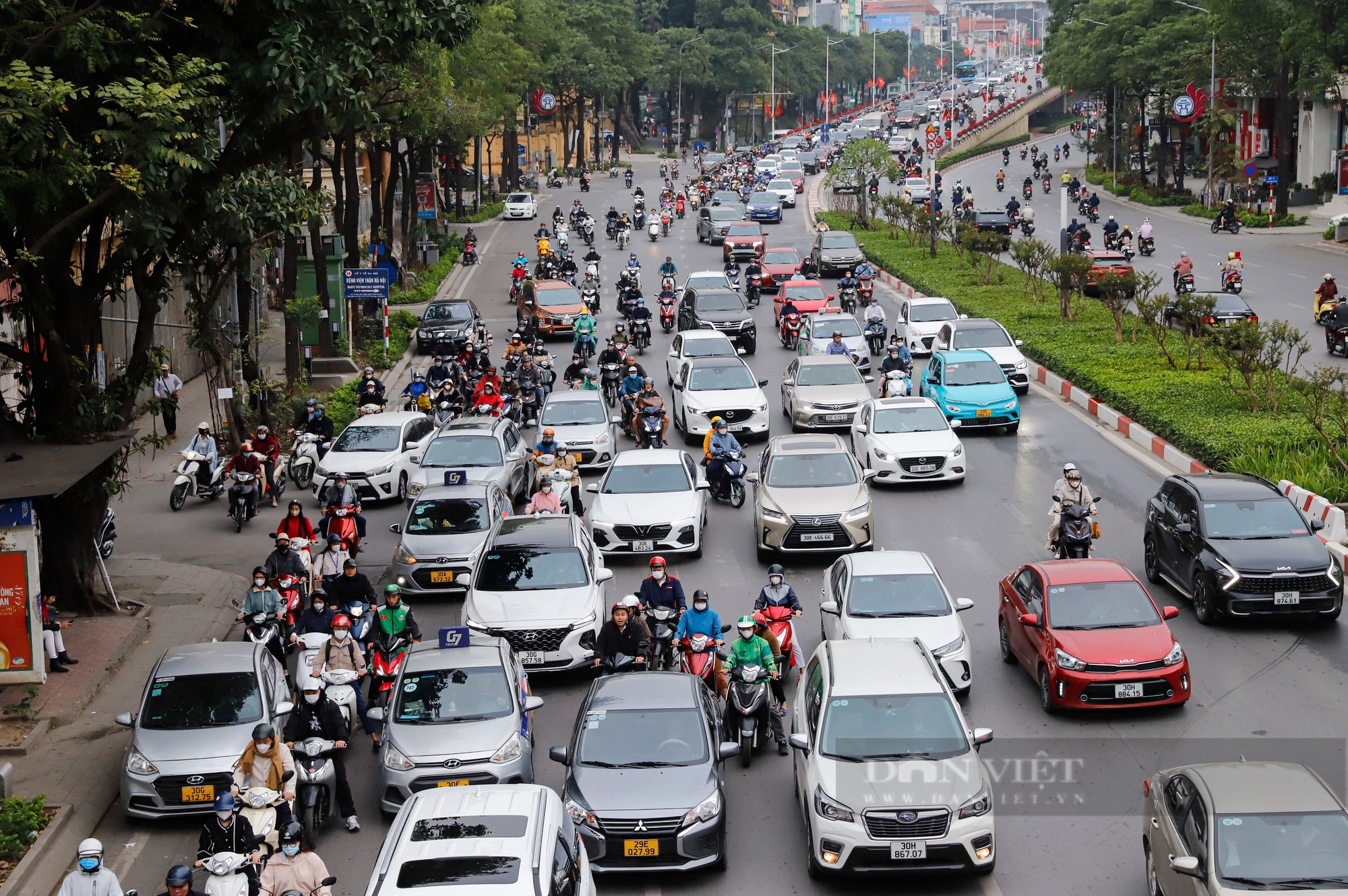 Các phương tiện bon bon lăn bánh trên đường phố Thủ đô trong ngày làm việc đầu tiên sau kỳ nghỉ Tết- Ảnh 7.