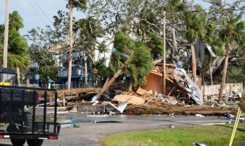 Cây cối và công trình bị tàn phá ở Steinhatchee, bang Florida. Ảnh: USA Today