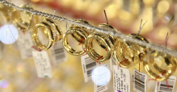 El precio de los anillos de oro vuelve a subir, el dólar libre supera los 26.000 VND