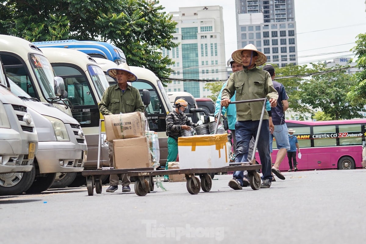 Arbeiter kämpfen unter der sengenden Sonne ums Überleben, während die Straßen in Hanoi über 50 Grad Celsius heiß sind. Foto 7