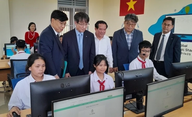 Donating modern computer room to Thanh Oai students