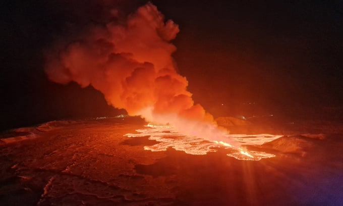 Bei einem Vulkanausbruch am Stadtrand von Grindavik, Island, am 8. Februar steigt Rauch auf und Lava fließt aus einer Spalte. Foto: AFP