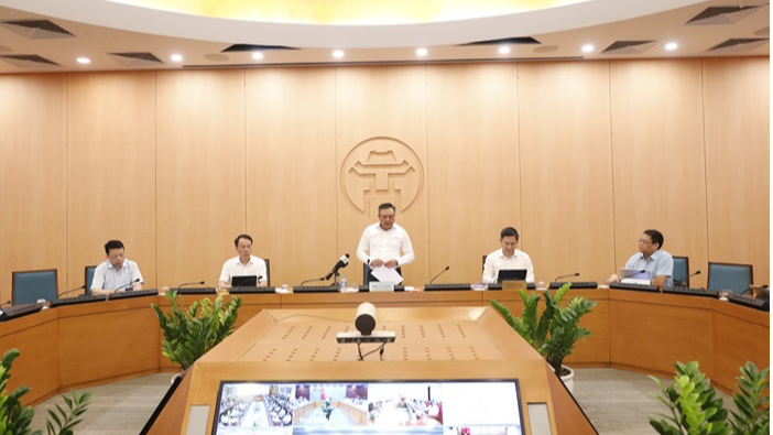 Le président du Comité populaire de la ville, Tran Sy Thanh, et le vice-président du Comité populaire de la ville, Ha Minh Hai, ont assisté à la réunion au point du pont de Hanoi.