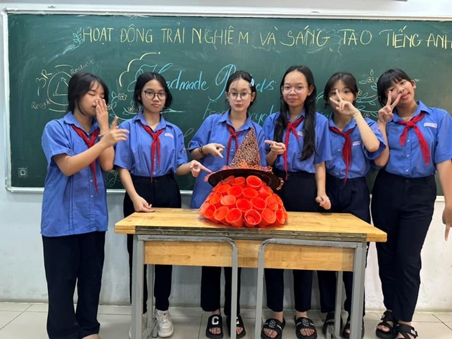 Khi thầy hiệu trưởng xin đổi bánh và hoa lấy thẻ bảo hiểm y tế cho học sinh