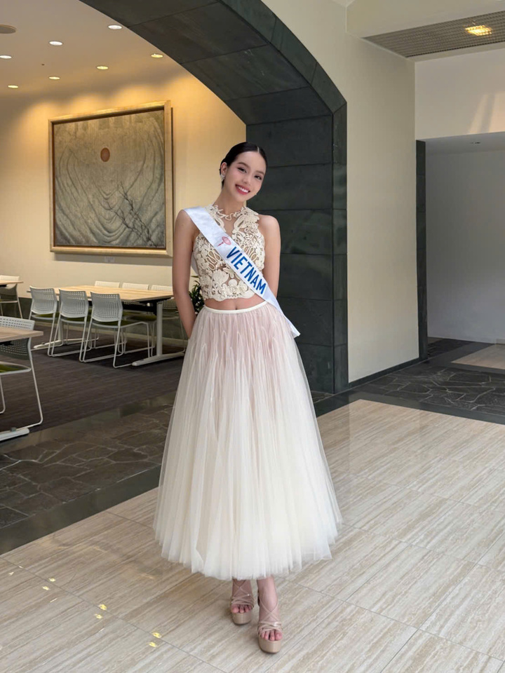 Miss Vietnam 2022 Huynh Thi Thanh Thuy is representing the country at Miss International 2024. This year's competition has 73 contestants. On the first day of the competition, the beauty made an impression with her fashion sense and confidence in communicating with representatives from other countries.