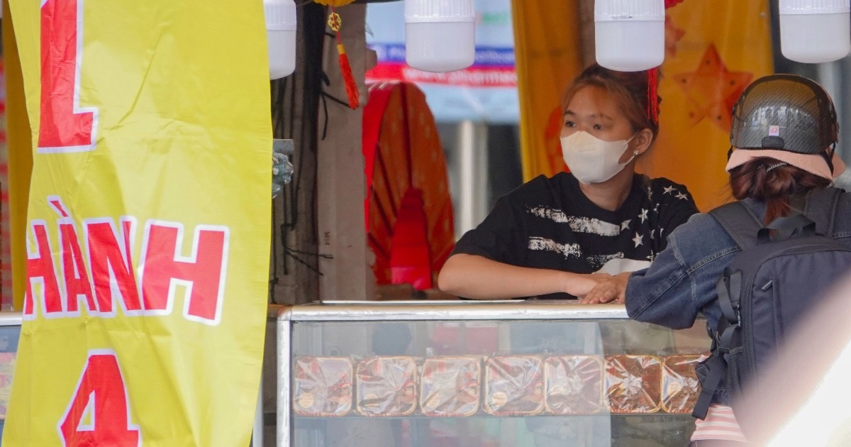 Doanh thu 8 triệu/ngày, tiểu thương vẫn lo phải ăn bánh trung thu thay cơm