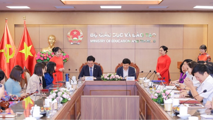 Mr. Nguyen Thanh De - Director of the Department of Physical Education and Mr. Ly Minh Tuan, Director of Thien Tam Fund (from right to left) signed the cooperation agreement. Photo: Vingroup