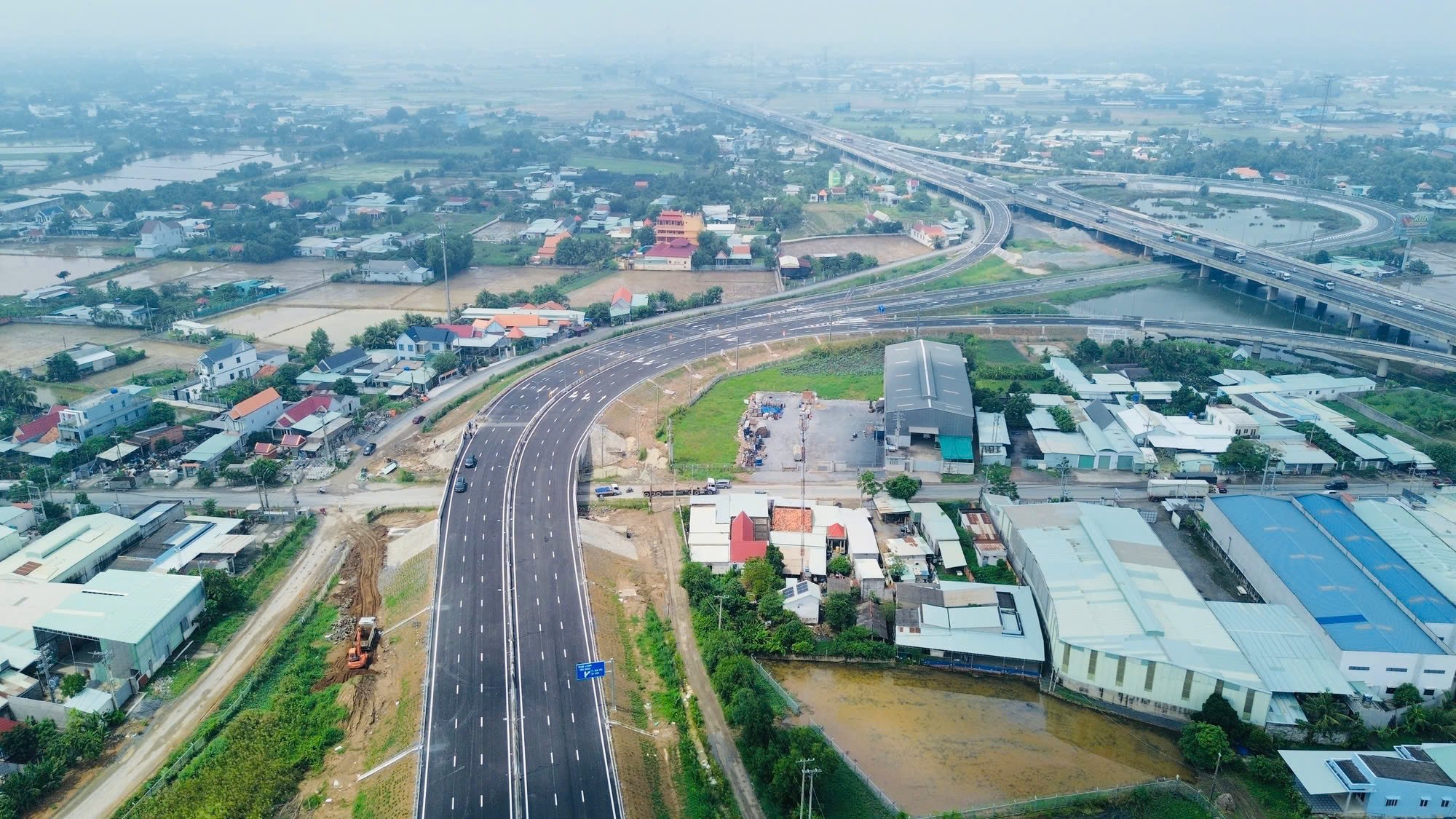 Vì sao điều chỉnh thời gian hoàn thành cao tốc Bến Lức - Long Thành đến năm 2026?- Ảnh 1.