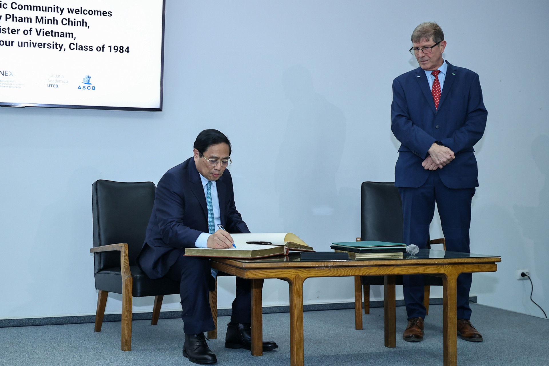 Thủ tướng Phạm Minh Chính thăm, làm việc tại Đại học Kỹ thuật Xây dựng Bucharest - Ảnh 5.