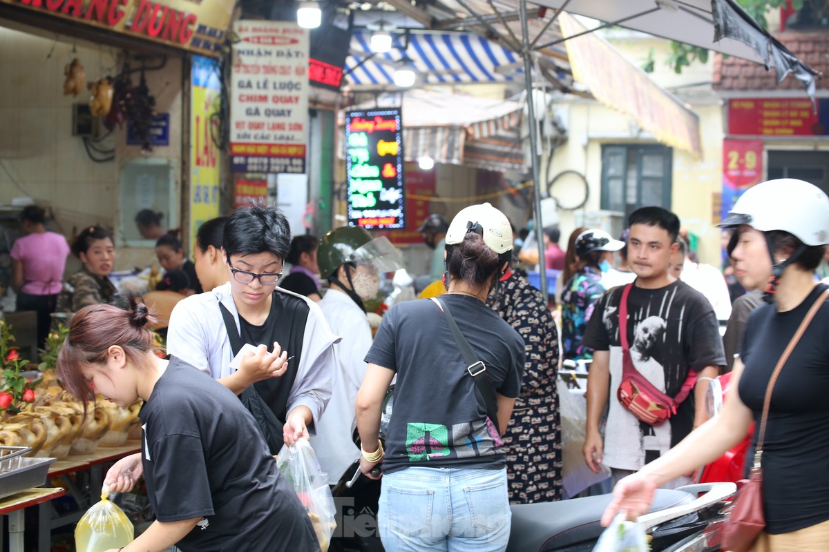 Hanoi: El 'mercado de los ricos' se llena de gente comprando ofrendas antes del día 15 del séptimo mes lunar (foto 1)