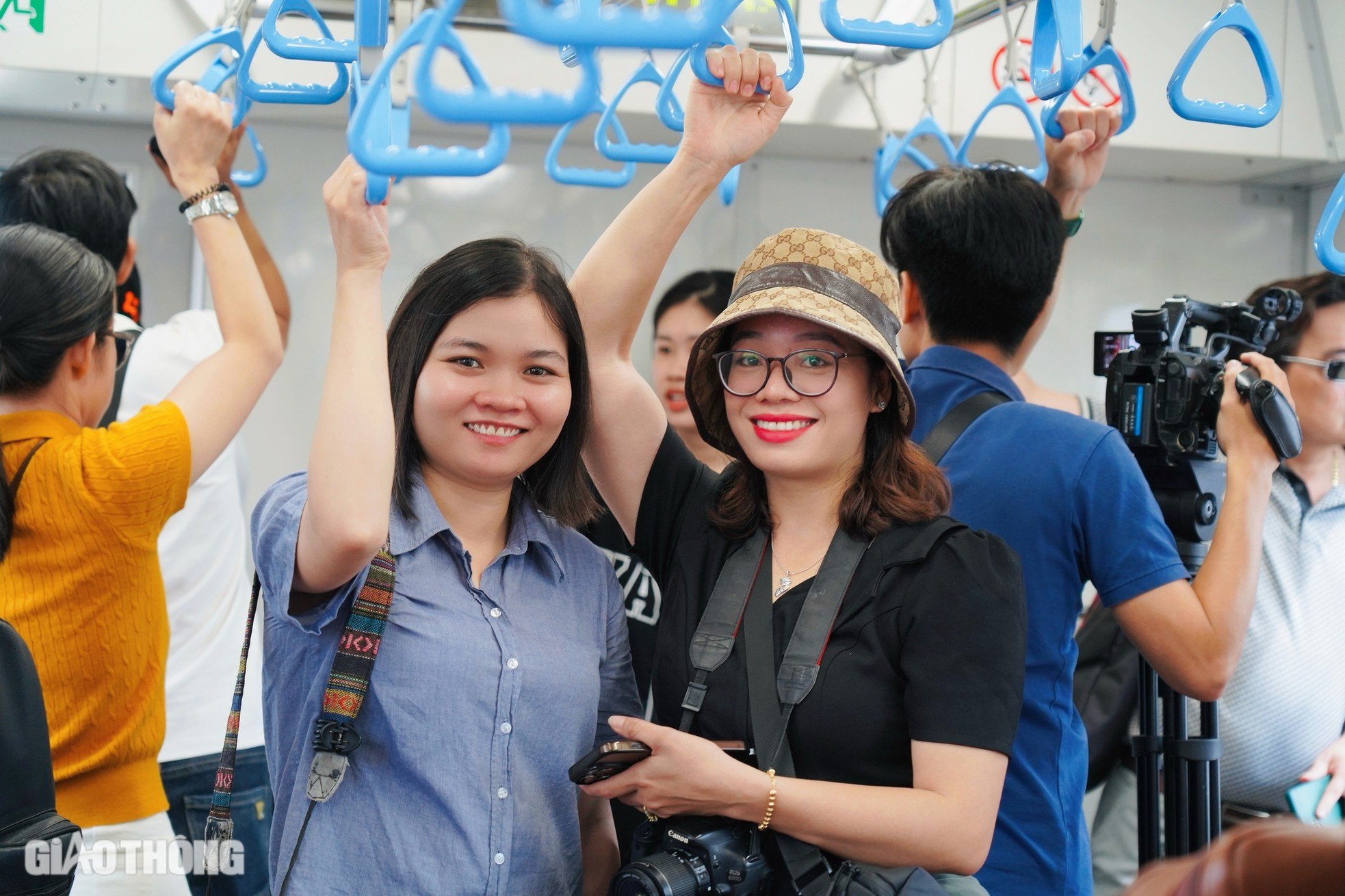 Les habitants de Ho Chi Minh-Ville découvrent avec enthousiasme le métro avant sa mise en service officielle, photo 12