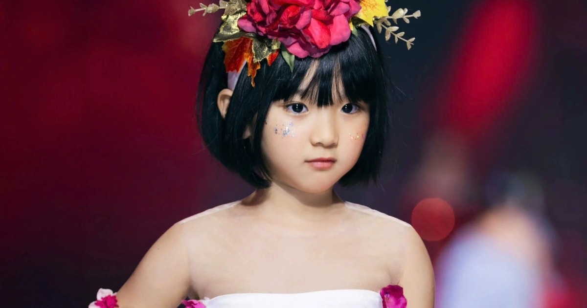 5-year-old "child model" impresses on the catwalk, compared to a doll