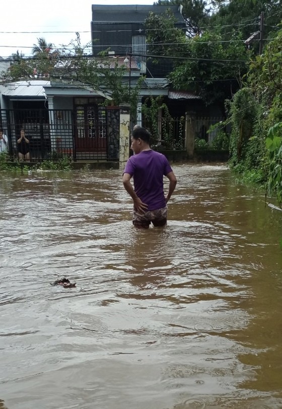 Starker Regen in der Stadt Bao Loc, viele Straßen sind stark überflutet. Foto 3