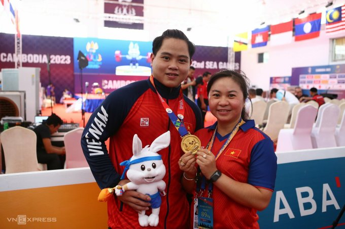 L'entraîneur Bich Tuyen (à droite) partage sa joie avec Quoc Toan après que son élève ait reçu une médaille d'or dans la catégorie masculine de 89 kg. Photo : Lam Thoa