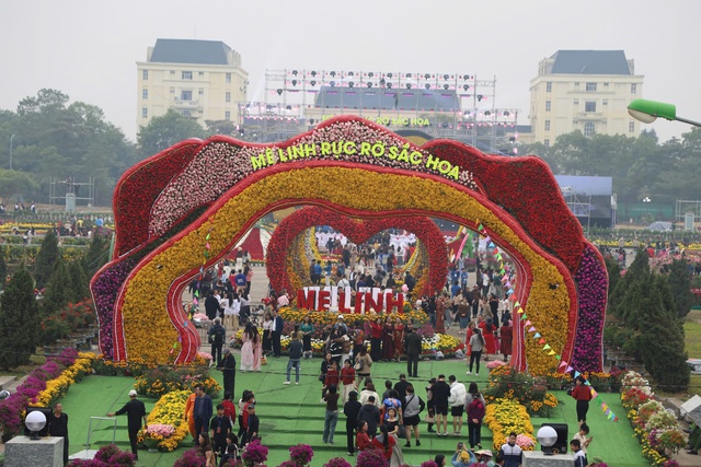 Rực rỡ Festival hoa Mê Linh - lễ hội hoa lớn nhất miền Bắc- Ảnh 3.