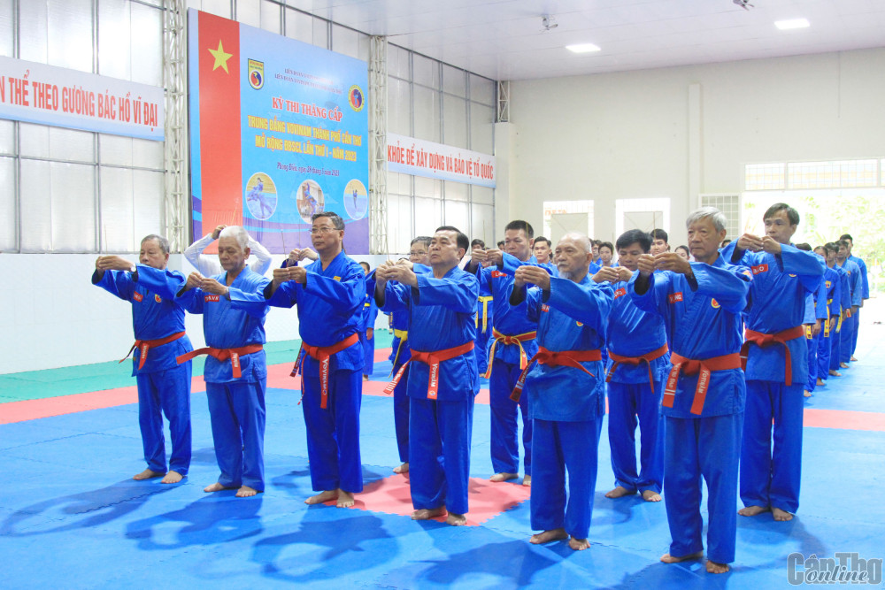 Các võ sư Vovinam thực hiện nghi thức lễ bái sáng tổ, chưởng môn, võ sư quá vãng của môn phái. Ảnh: Nguyễn Minh