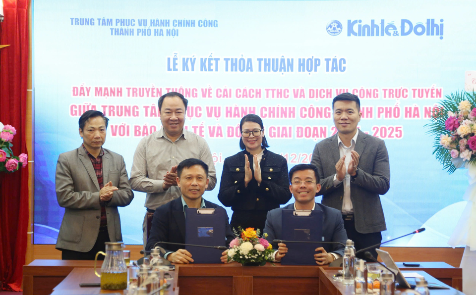 Lãnh đạo Báo Kinh tế & Đô thị và Trung tâm Phục vụ hành chính công TP Hà Nội tiến hành ký kết thỏa thuận hợp tác. 