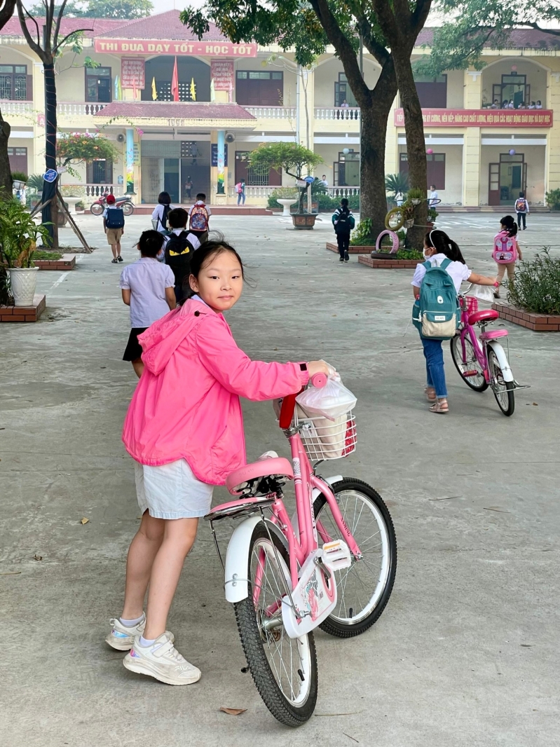 Avec une courte distance et un trafic pas trop chaotique, les enfants peuvent aller à l'école tout seuls sans avoir besoin que leurs parents viennent les chercher.