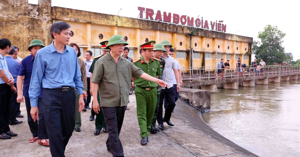 Phó Thủ tướng Trần Hồng Hà kiểm tra phương án thoát lũ sông Hoàng Long (Ninh Bình)