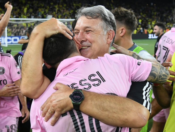 Coach Martino celebrates with Messi after winning the 2023 Leagues Cup. Photo: EP