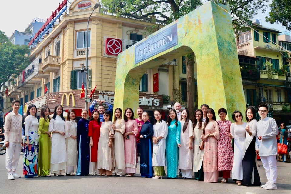 El personal de la Embajada Británica se unió a la multitud en el lago Hoan Kiem para recordar los hitos históricos de Hanoi. Foto: Embajada