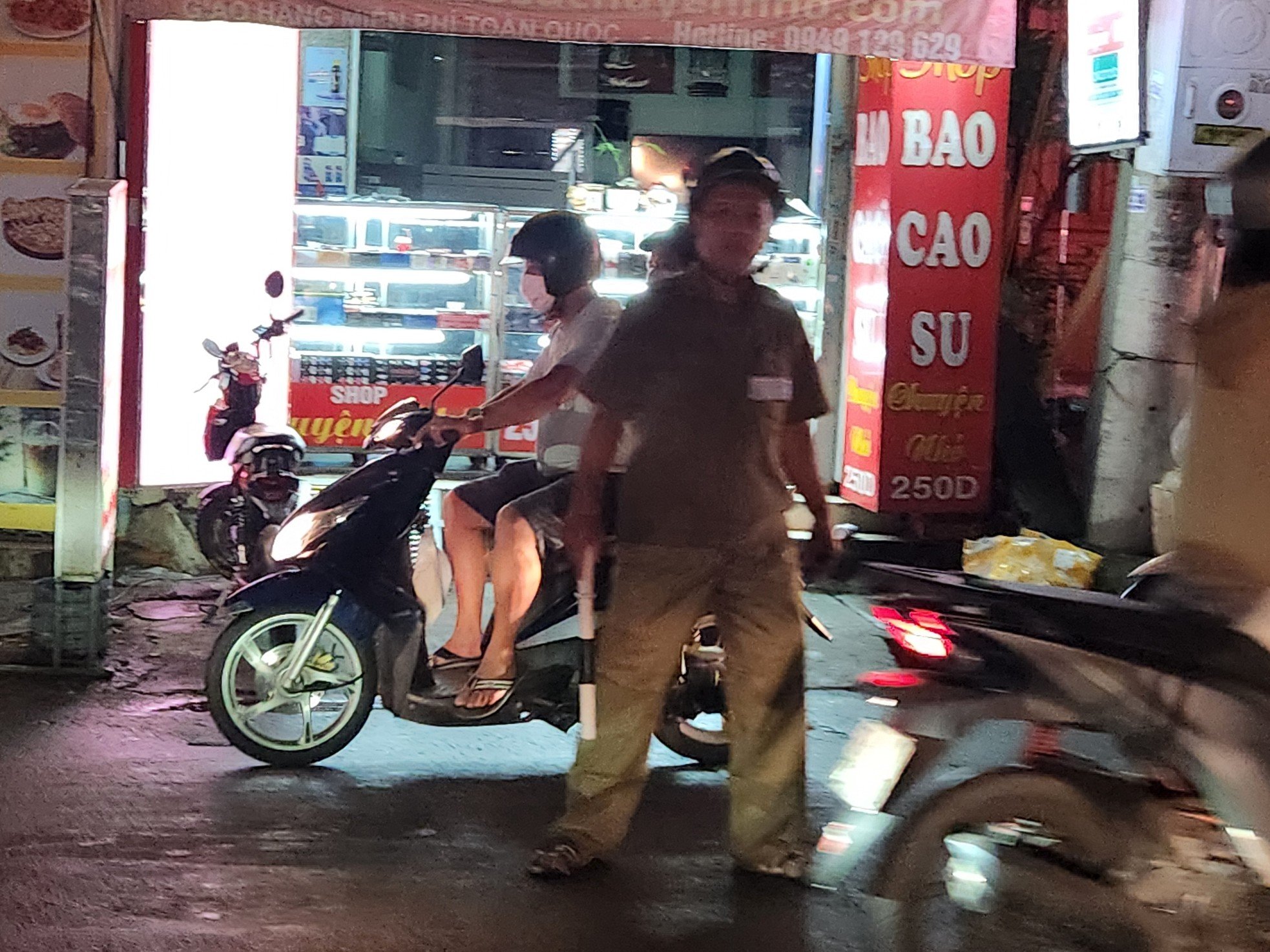 Los residentes de la ciudad de Ho Chi Minh luchan por encontrar el camino a casa después de las fuertes lluvias. Foto 13