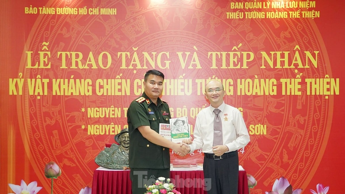 Ho Chi Minh Trail Museum receives war relics from Major General Hoang The Thien's family photo 4