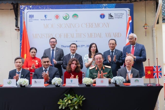 Representantes del Real Colegio de Cirujanos de Inglaterra y tres hospitales en la ceremonia de certificación. Foto: BVCC