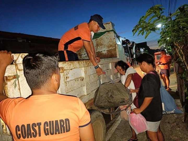 Evacuar antes de que el súper tifón Man-yi toque tierra. (Foto: Philstar)