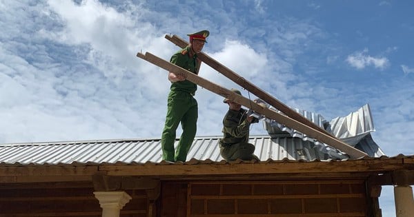 Thua Thien - Hue: Las fuerzas armadas ayudan a la gente a reparar los techos de sus casas después de las tormentas