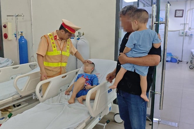 Traffic police captain promptly provided first aid to a child having a seizure on the highway.