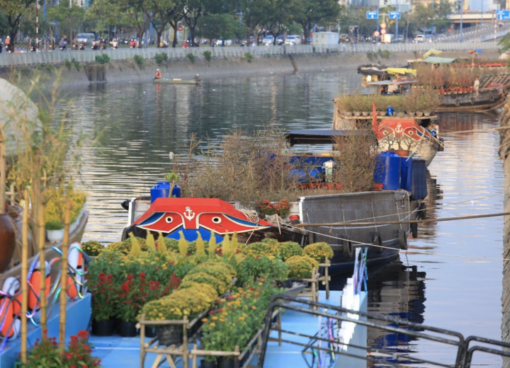 Ho-Chi-Minh-Stadt wird unverkaufte Blumen von Händlern am Binh-Dong-Kai kaufen, um eine Blumenstraße der Liebe zu schaffen.