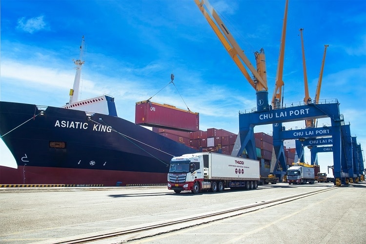 THILOGI는 베트남 꽝남성에서 라오스 사바나켓성까지 국경을 넘어 기계 장비와 자재를 운송합니다. (사진: BNEWS/VNA)