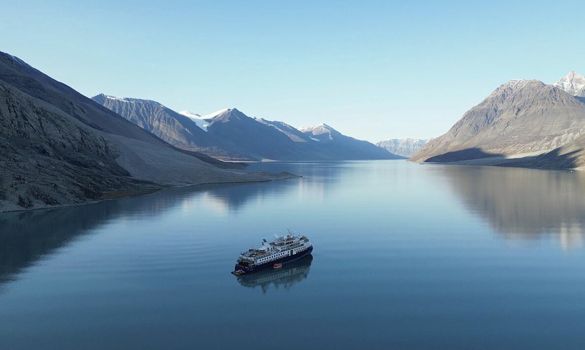 Du thuyền hạng sang mắc cạn ba ngày ngoài khơi Greenland