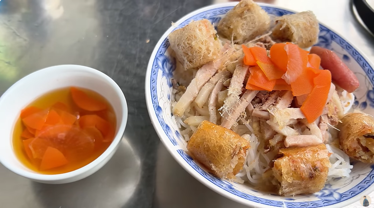 Japanese guests eat Ben Tre vermicelli noodles 0.png