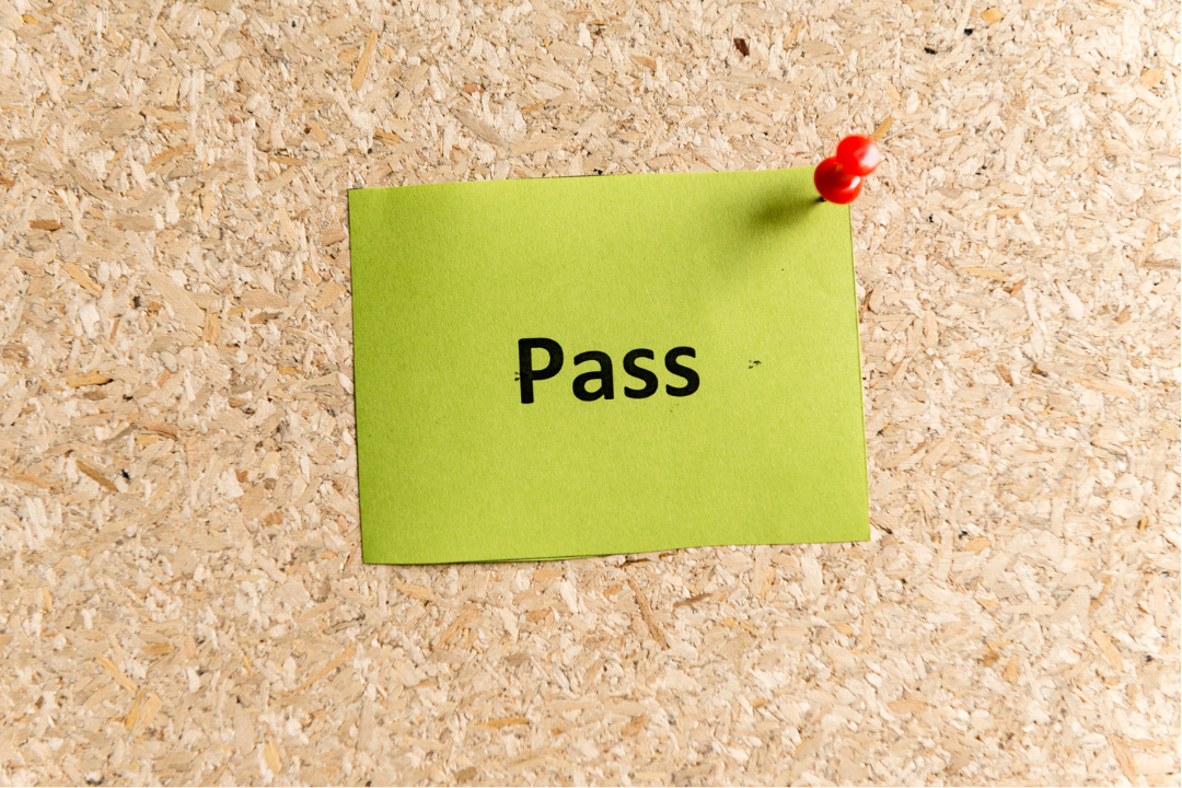 8 cụm động từ hay gặp với 'pass'