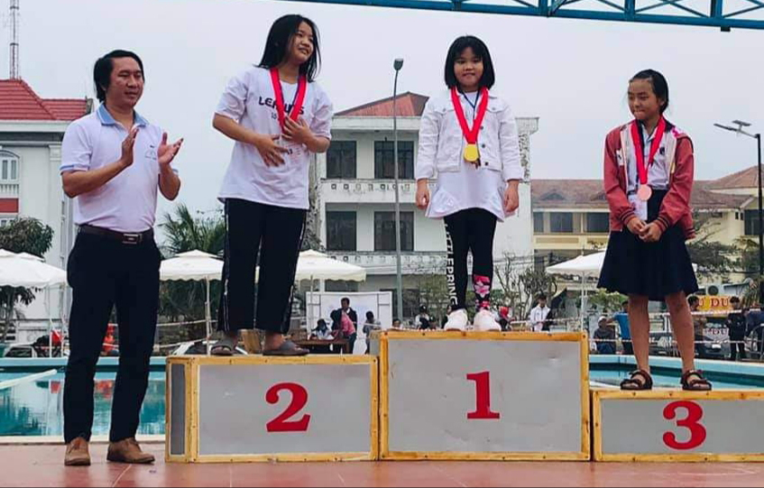 Phu Yen Online - Huynh Tue Linh es una excelente estudiante y ganó muchas medallas de natación.