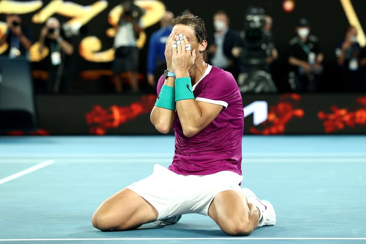 Im Januar 2022 feierte Nadal nach zahlreichen Verletzungen ein überraschendes Comeback bei den Australian Open. Im Finale verlor Nadal die ersten beiden Sätze gegen Medvedev, feierte jedoch ein spektakuläres Comeback und gewann 3:2. Für den „King of Clay“ ist es der 21. Grand-Slam-Titel.