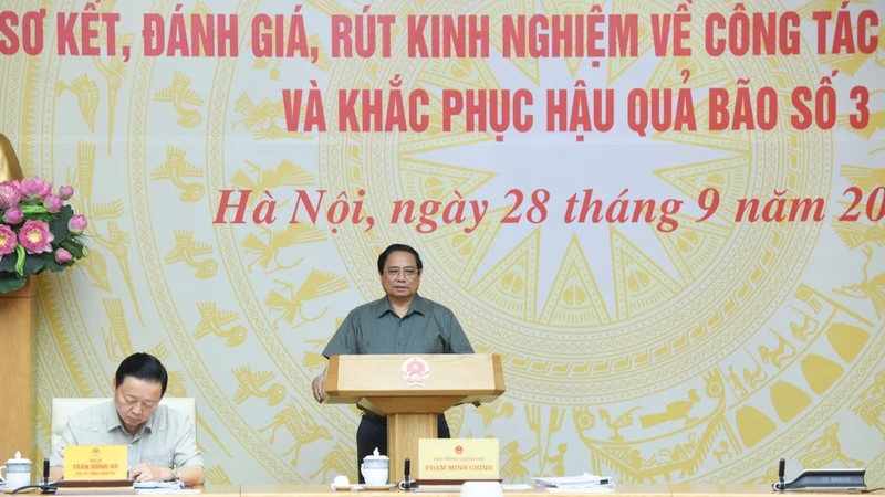 El primer ministro Pham Minh Chinh presidió una conferencia para revisar, evaluar y extraer lecciones del trabajo de prevención y superación de las consecuencias de la tormenta N° 3. (Foto: TRAN HAI)