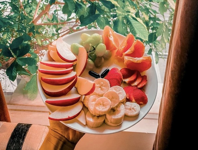 La Sra. Mai lleva muchos años practicando el desayuno con frutas. Foto: Personaje proporcionado