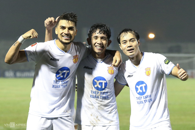 Văn Toàn, Hồng Duy và Hendrio ăn mừng bàn ấn định thắng lợi 4-2 cho Nam Định. Ảnh: Lâm Thỏa