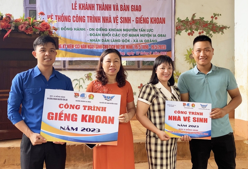 “Tiếp sức” trường học vùng khó ảnh 1