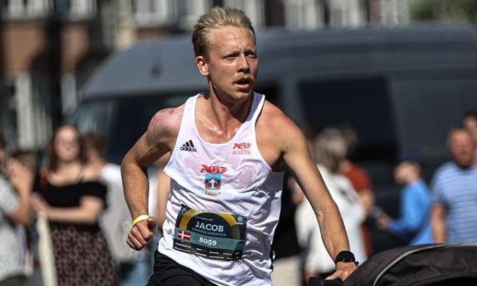 Simonsen pushes Viggo on the Aarhus Half Marathon 2023 course. Photo: @stormenpht