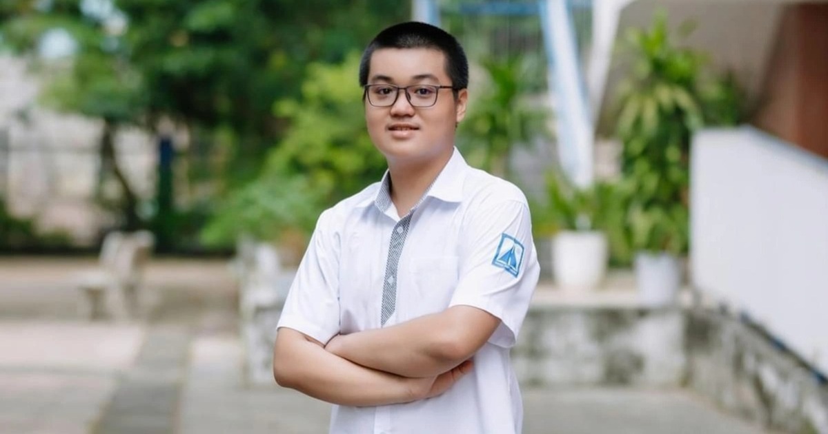 The valedictorian of Hanoi's 10th grade class scored 48.5 points and is the cousin of a female student who scored 1,600 on the SAT.