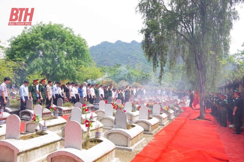 Funérailles et inhumation de 16 restes de soldats volontaires et d'experts vietnamiens décédés au Laos