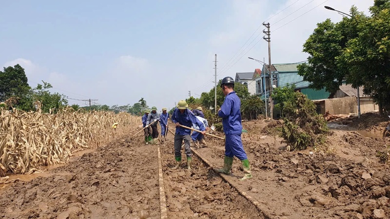 Les ouvriers se concentrent sur la réparation du point ferroviaire inondé au kilomètre 162 de la ligne ferroviaire Yen Vien - Lao Cai. PHOTO : MINISTÈRE DES TRANSPORTS.