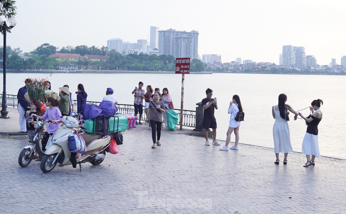 El otoño llama a la puerta, las musas se apresuran a registrarse en las calles de Hanoi foto 8