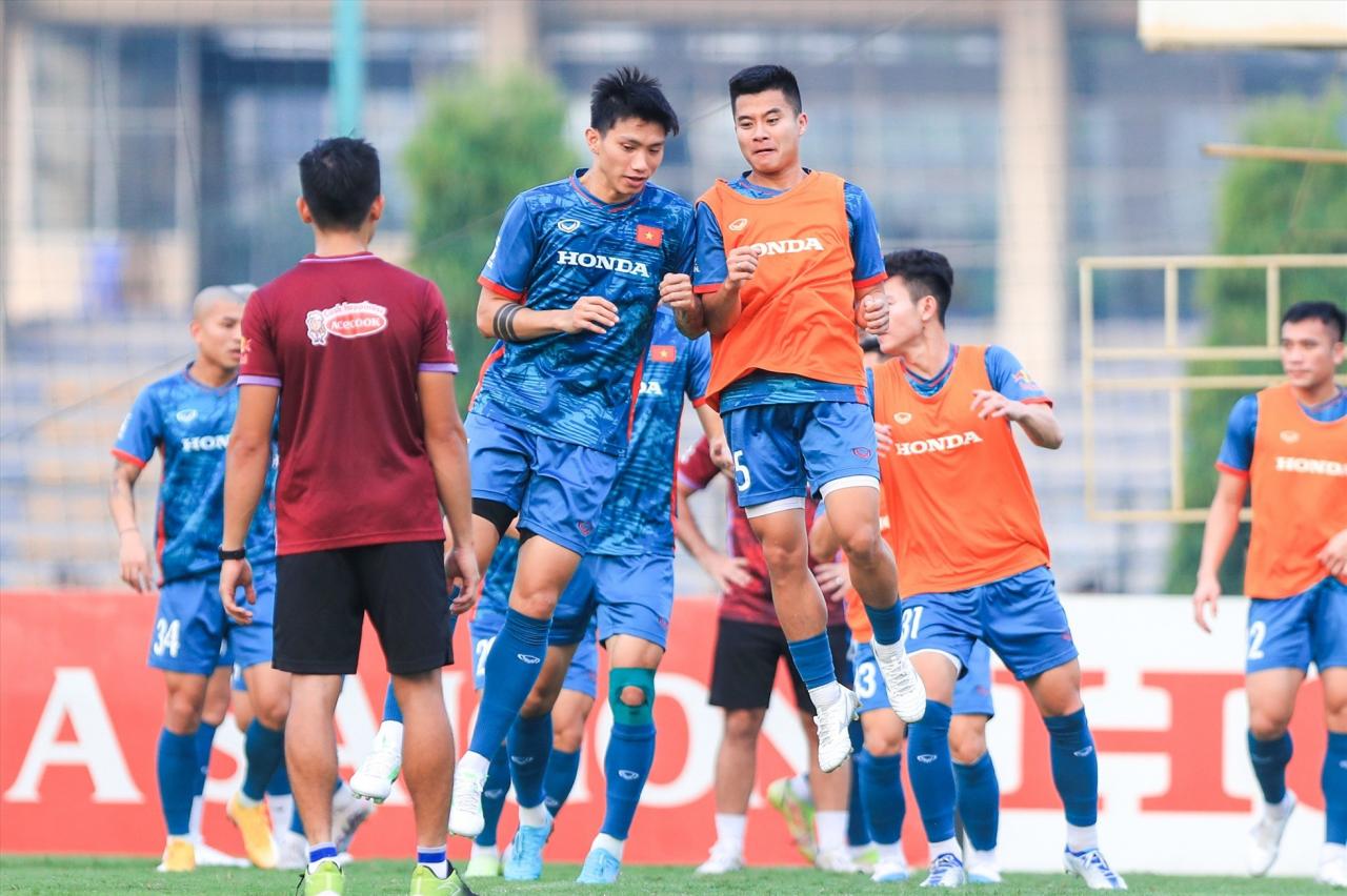 In this training session, coach Troussier divided the team into 2 small groups to practice in the afternoon and evening respectively. Striker Cong Phuong was in the group practicing in the evening.