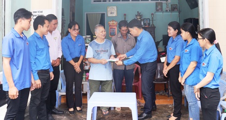 Visite et remise de cadeaux aux anciens jeunes volontaires du quartier 9 de la ville de Vinh Long